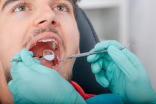 stomatolog pregleda zube čoveku