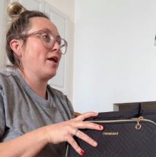 Kajli Grajms sa neseserom u ruci