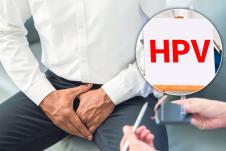 muškarac na pregledu kod urologa/natpis HPV