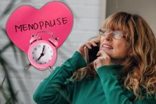 žena u srednjim godinama priča preko telefona, koncept glas/roze srce i sat sa natpisom menopauza