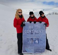 Nikol Kidman na Antartiku  ćerki Sandej Rouz i Fejt Margaret