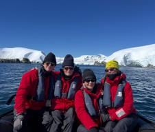 Majkl Daglas i Ketrin Zita Džons na Antartiku u društvu sina Dilana i ćerke Keris