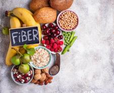 različito voće i povrće sa natpisom fiber (vlakna)