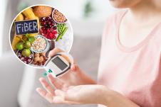 mlada žena proverava nivo šećra u krvi kod kuće/voće i povrće bogato vlaknima