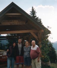 Mateo Joki Grata sa babom, dedom i devojkom