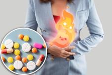 žena u plavom sakou koja pati od gorušice, želudac koji gori/lekovi