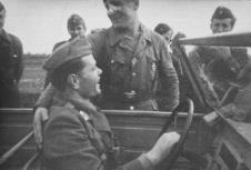 Rafael Boban obilazi svoje jedinice u Podravini u nemačkom vozilu Kübelwagen