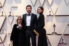 Bredli Kuper na dodeli Oskara za ruku drži i majku i Irinu Šajk
