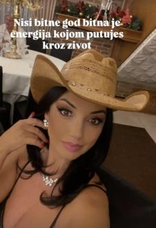 Nela Bijanić pokazala grudi