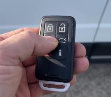 Volvo V70 ključ sa dugmetom „i“ koje omogućava proveru prisustva osobe u vozilu