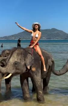 Anđela Đuričić jaše slona