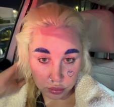 Amanda Bajns sa ljubičastim obrvama i tetovažom na licu