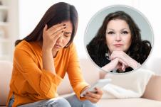 devojka se drži za glavu dok gleda u telefon/Gorica Đokić neurolog