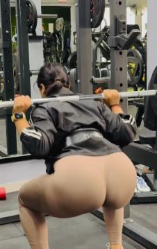 Žena u teretani nosi helanke u boji kože koje izgledaju kao da nema pantalone (3).png