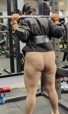 Žena u teretani nosi helanke u boji kože koje izgledaju kao da nema pantalone (4).png