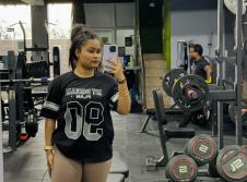 Žena u teretani nosi helanke u boji kože koje izgledaju kao da nema pantalone (1).png