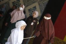 bekam01 EPA Hotli Simanjuntak.jpg