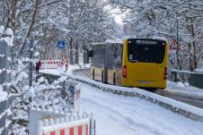 autobus ide zavejanom ulicom