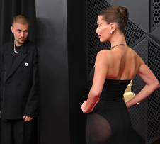 Džastin i Hejli Biber na crvenom tepihu - Gremi 2026