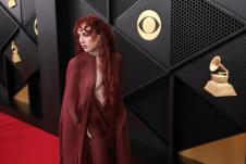 Čapel Roun na crvenom tepihu Gremi nagrada u provokativnoj haljini