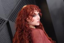 Čapel Roun na crvenom tepihu Gremi nagrada u provokativnoj haljini