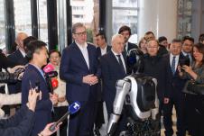 Aleksandar Vučić Agibot robot (2).jpeg