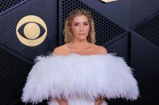 Keša na dodeli Gremi nagrada 2026. u beloj, pahuljastoj beloj haljini, bosa