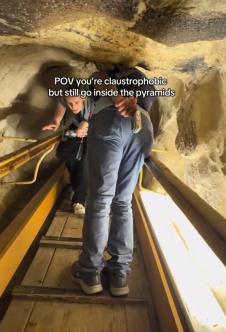 Turisti istražuju unutrašnjost Velike piramide u Gizi, uski hodnici i strme stepenice (3).png