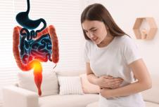 mlada devojka oseća bol u stomaku/slika creva upaljeno debelo