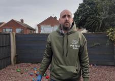 Profesionalni sakupljač psećeg izmeta čisti dvorište za vlasnike pasa