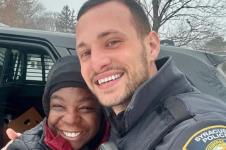 Policajac i beskućnica kojoj je pomogao da se skući