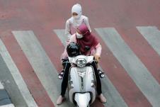 žena na motoru burka