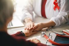 starija žena na pregledu kod doktorke koja je drži za ruku i teši