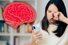 mlada žena drži telefon i naočari u rucu i trlja oči/mozak