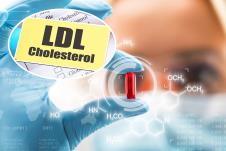 natpis LDL holesterol/naucnik drzi pilulu