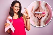 žena drži traku koja simbolizuje rak dojke/pozitivan test na trudnoću