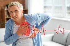 žena u srednjim godinama se drži za grudi u predelu srca, grafički prikaz srca sa otkucajima