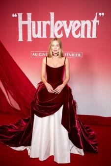 Margo Robi u specijalno dizajniranoj plišanoj haljini modne kuće Šanel, koju je potpisao Matje Blezi