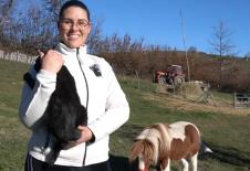 Jovana sa mačkom na dedovini