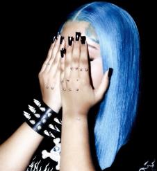 Nort Vest sa plavom kosom i brojnim pirsinzima na ruci (3).PNG