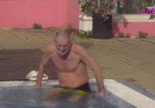 Lepi Mića se kupa u bazenu