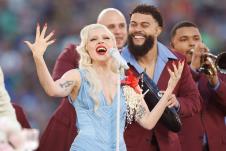 Lejdi Gaga je na Superboulu 2026. izvela salsom inspirisanu verziju pesme Die With a Smile