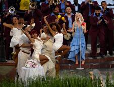 Lejdi Gaga je na Superboulu 2026. izvela salsom inspirisanu verziju pesme Die With a Smile