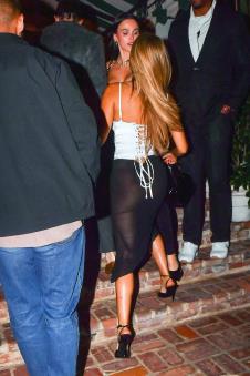 Bruks Nejder u providnoj suknji na rođendanskoj žurci