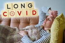 prehlađena žena leži na kauču pokrivena ćebetom/dugi kovid