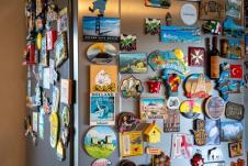 Sivi frižider na kom su pokačeni magneti