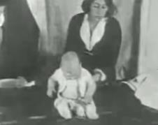 Snimak psihološkog eksperimenta „Mali Albert“ iz 1920. godine u kojem je beba uslovljavana da se plaši belog pacova (2).png