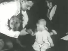 Snimak psihološkog eksperimenta „Mali Albert“ iz 1920. godine u kojem je beba uslovljavana da se plaši belog pacova (3).png