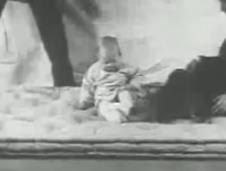 Snimak psihološkog eksperimenta „Mali Albert“ iz 1920. godine u kojem je beba uslovljavana da se plaši belog pacova (4).png