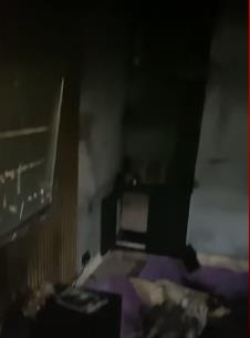 Požar u dnevnoj sobi izazvan električnim ćebetom ostavio kuću u haosu (5).png